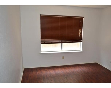 1107 N Locust Street - Photo Thumbnail 7