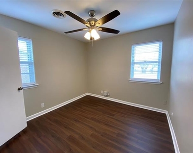 712 Juno Lane - Photo Thumbnail 3