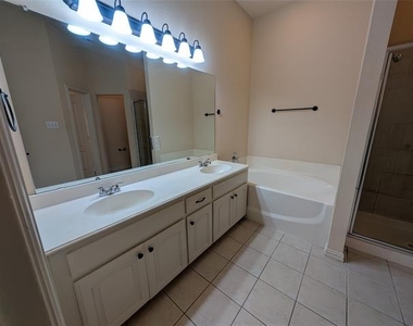 921 Raleigh Path Road - Photo Thumbnail 7