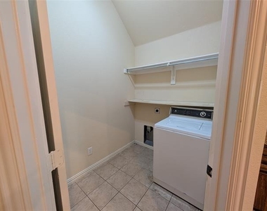 921 Raleigh Path Road - Photo Thumbnail 15