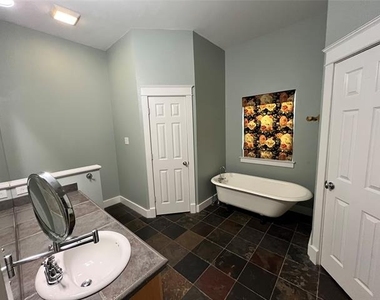 709 Roberts Street - Photo Thumbnail 13