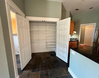 709 Roberts Street - Photo Thumbnail 9