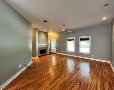 709 Roberts Street - Photo Thumbnail 2