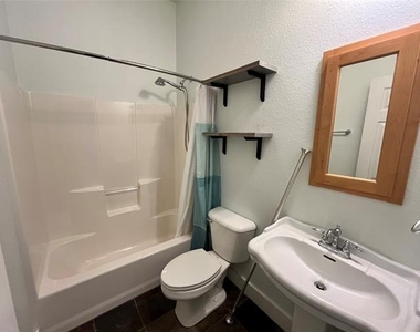 709 Roberts Street - Photo Thumbnail 19