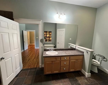709 Roberts Street - Photo Thumbnail 14