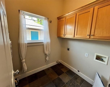 709 Roberts Street - Photo Thumbnail 7