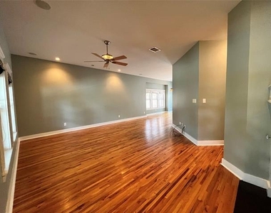 709 Roberts Street - Photo Thumbnail 1