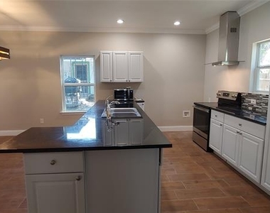 1012 E Oak Street - Photo Thumbnail 11