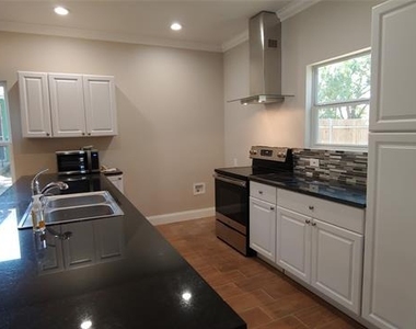1012 E Oak Street - Photo Thumbnail 10