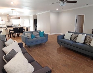 1012 E Oak Street - Photo Thumbnail 4