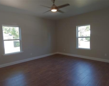 1012 E Oak Street - Photo Thumbnail 3