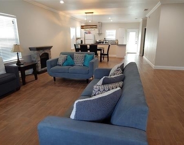 1012 E Oak Street - Photo Thumbnail 7