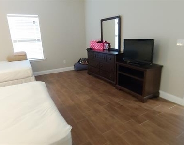 1012 E Oak Street - Photo Thumbnail 19