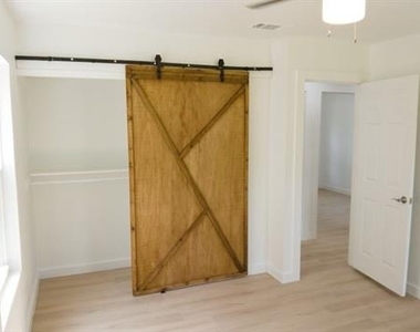 11221 Trail Lane - Photo Thumbnail 7