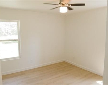 11221 Trail Lane - Photo Thumbnail 4