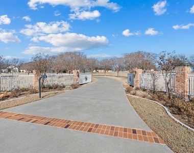 208 Highpoint Circle - Photo Thumbnail 2