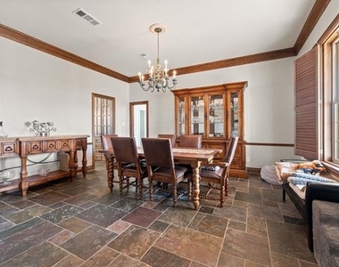 208 Highpoint Circle - Photo Thumbnail 5