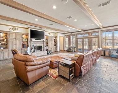 208 Highpoint Circle - Photo Thumbnail 9