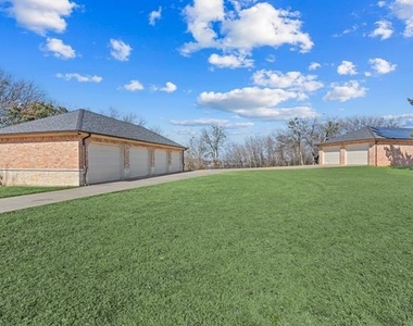 208 Highpoint Circle - Photo Thumbnail 3