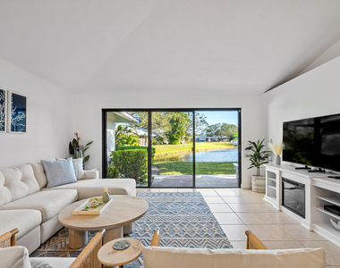 913 Club Drive - Photo Thumbnail 5