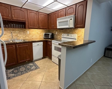 3300 W Rolling Hills Circle - Photo Thumbnail 4