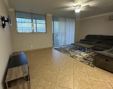 3300 W Rolling Hills Circle - Photo Thumbnail 2