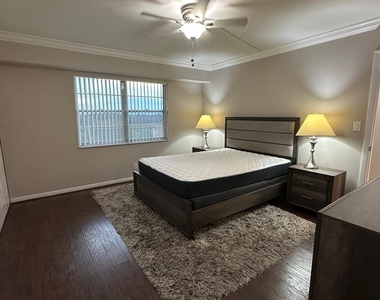 3300 W Rolling Hills Circle - Photo Thumbnail 6
