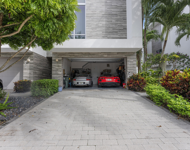 1811 Nw 42nd Drive - Photo Thumbnail 2