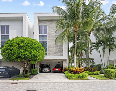 1811 Nw 42nd Drive - Photo Thumbnail 3