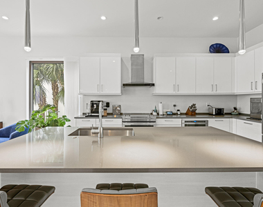 1811 Nw 42nd Drive - Photo Thumbnail 13