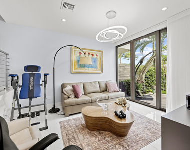 1811 Nw 42nd Drive - Photo Thumbnail 4
