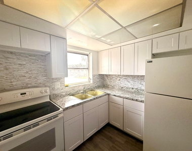 2854 E Crosley Dr Drive E - Photo Thumbnail 3