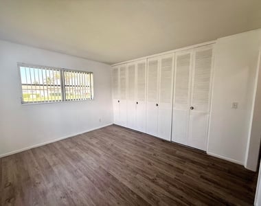 2854 E Crosley Dr Drive E - Photo Thumbnail 9
