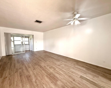 2854 E Crosley Dr Drive E - Photo Thumbnail 5