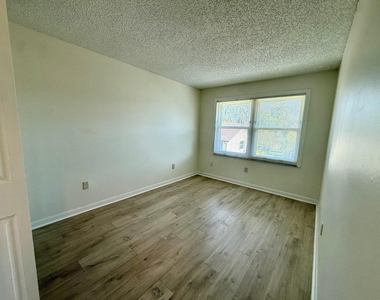 323 Gulfstream Road - Photo Thumbnail 11