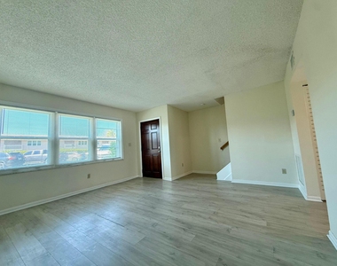 321 Gulfstream Road - Photo Thumbnail 9