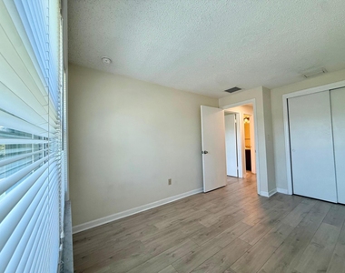321 Gulfstream Road - Photo Thumbnail 6