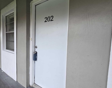 1201 Sw 52nd Avenue - Photo Thumbnail 2