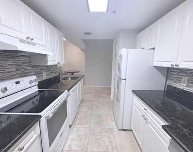 2080 Greenview Shores Boulevard - Photo Thumbnail 6