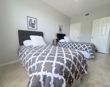 2080 Greenview Shores Boulevard - Photo Thumbnail 12