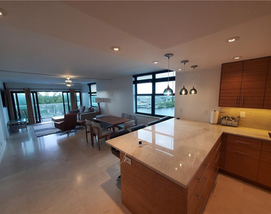 1401 N Riverside Drive - Photo Thumbnail 16