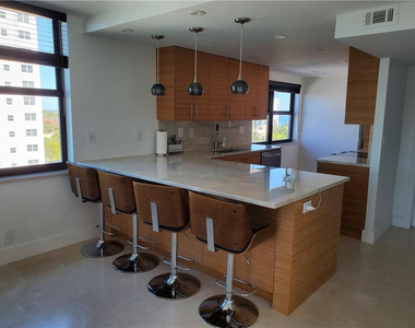 1401 N Riverside Drive - Photo Thumbnail 15