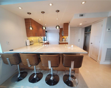 1401 N Riverside Drive - Photo Thumbnail 14