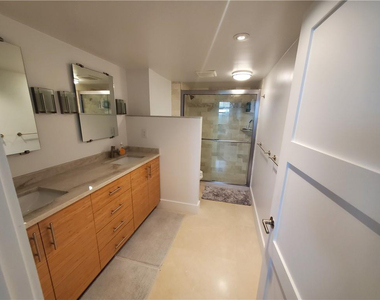 1401 N Riverside Drive - Photo Thumbnail 32