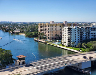 1401 N Riverside Drive - Photo Thumbnail 6