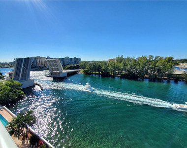 1401 N Riverside Drive - Photo Thumbnail 7