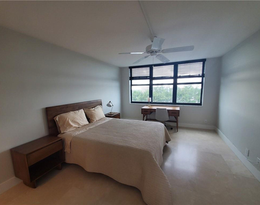 1401 N Riverside Drive - Photo Thumbnail 27