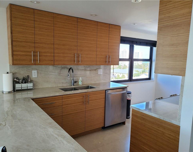 1401 N Riverside Drive - Photo Thumbnail 17