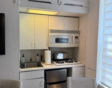 324 East 70th Street - Photo Thumbnail 2