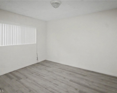 13609 Van Ness Avenue - Photo Thumbnail 9